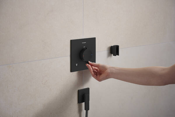 Настенная розетка с обратным клапаном Hansgrohe FixFit Fine E 28883670. черный матовый 28883670