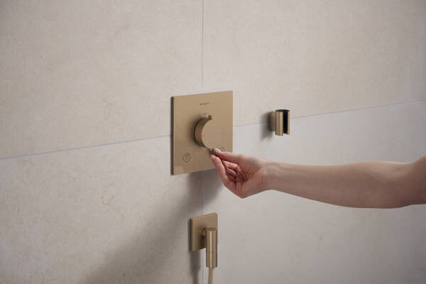 Настенная розетка с обратным клапаном Hansgrohe FixFit Fine E 28883140. матовая бронза 28883140