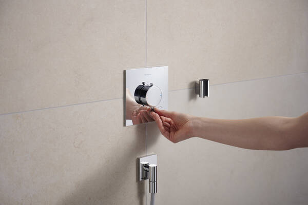 Настенная розетка с обратным клапаном Hansgrohe FixFit Fine E 28883000. хром 28883000