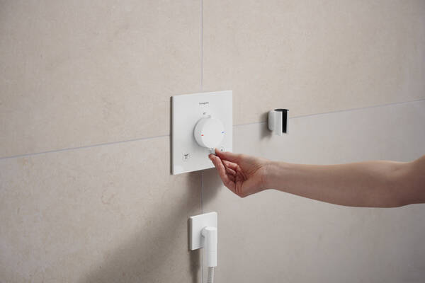 Настенная розетка с обратным клапаном Hansgrohe FixFit Fine E 28883700. белый матовый 28883700