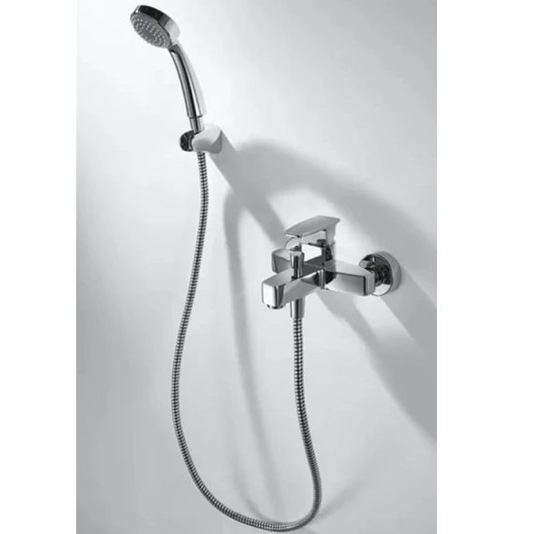 Смеситель для ванны Bravat Riffle F672106C-B с коротким изливом