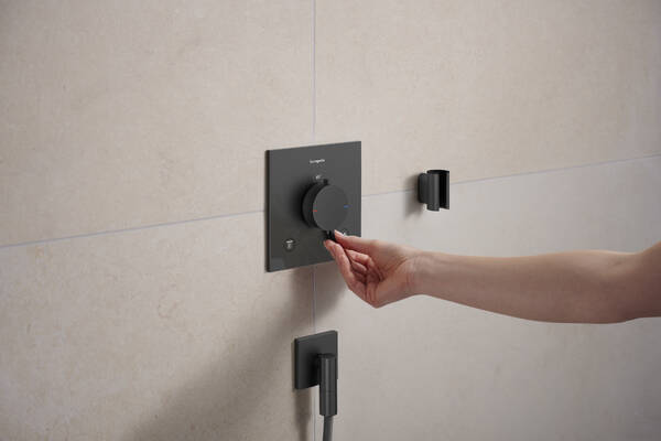 Настенная розетка с обратным клапаном Hansgrohe FixFit Fine E 28883340. матовый черный хром 28883340