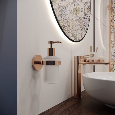 Стеклянный дозатор для жидкого мыла с латунным настенным держателем Wellsee Finishing Touch 182514000 (цвет дозатора матовый, цвет держателя розовое золото). Для применения в ванной комнате и кухне