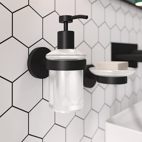 Стеклянный дозатор для жидкого мыла с латунным настенным держателем Wellsee Finishing Touch 182514000 (цвет дозатора матовый, цвет держателя черный матовый). Для применения в ванной комнате и кухне