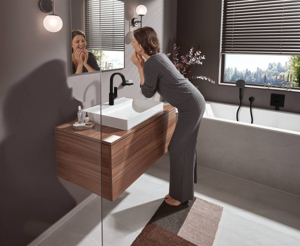 Hansgrohe Vivenis Смеситель для раковины однорычажный 210 с поворотным изливом со сливным гарнитуром белый матовый 75030700