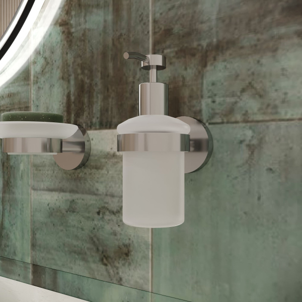Стеклянный дозатор для жидкого мыла с латунным настенным держателем Wellsee Finishing Touch 182514000 (цвет дозатора матовый, цвет держателя хром). Для применения в ванной комнате и кухне