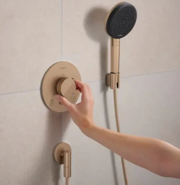 Настенная розетка с обратным клапаном Hansgrohe FixFit Fine S 28882140. матовая бронза 28882140