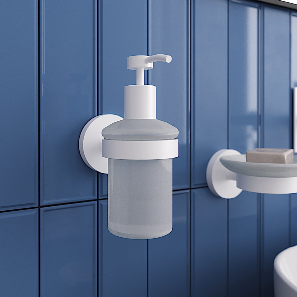 Стеклянный дозатор для жидкого мыла с латунным настенным держателем Wellsee Finishing Touch 182514000 (цвет дозатора матовый, цвет держателя белый матовый). Для применения в ванной комнате и кухне