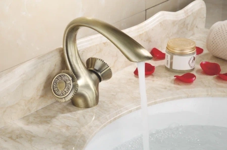 Смеситель для раковины Rose R3001Q бронза